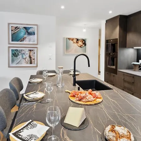 Les Rahas By Mrs Miggins 4*