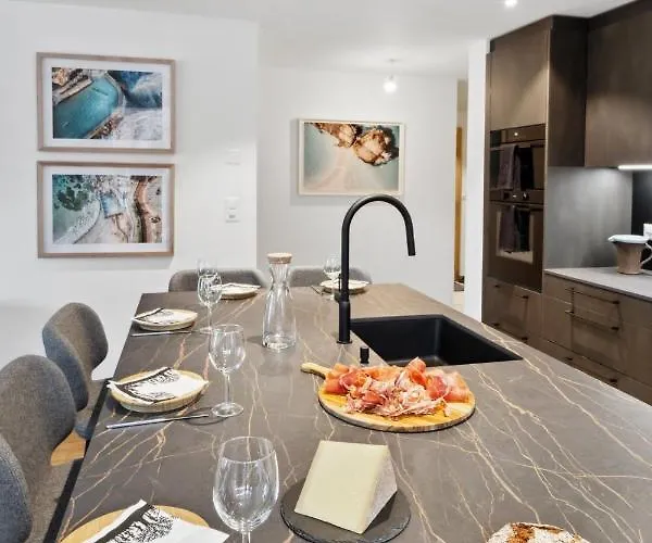 Les Rahas By Mrs Miggins 4*